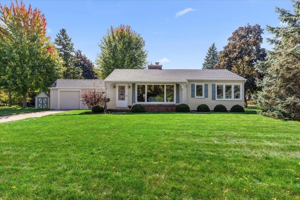 297 Lincoln Dr S, West Bend