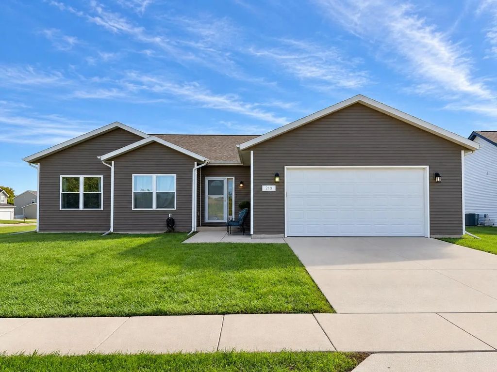 219 N Autumn Dr, Delavan