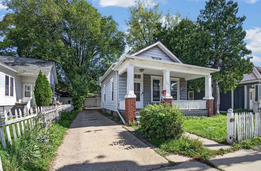 527 N Memorial Dr, Racine