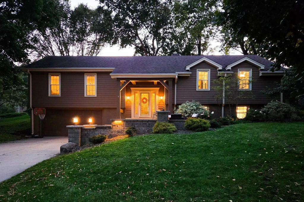 1057 N 123rd St, Wauwatosa