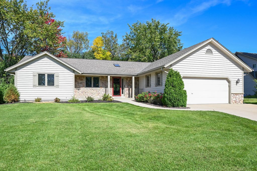 N52w14406 Thornhill Dr, Menomonee Falls