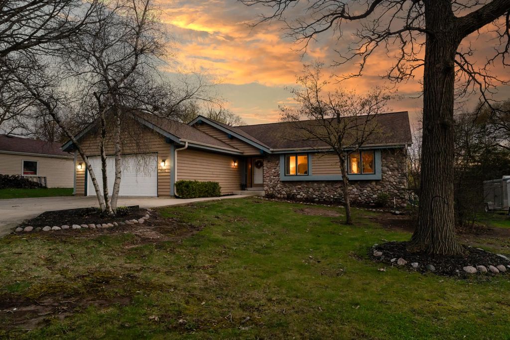 9541 W Ruby Ave, Wauwatosa