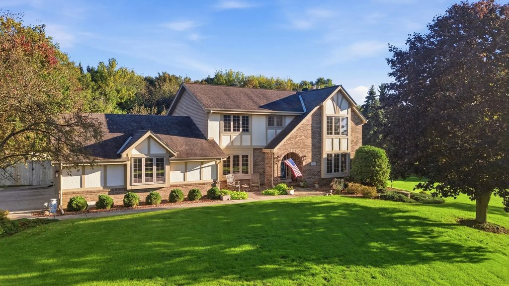 S44w23627 Amy James Dr, Waukesha