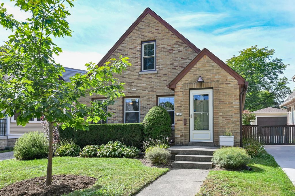 2563 N 71st St, Wauwatosa