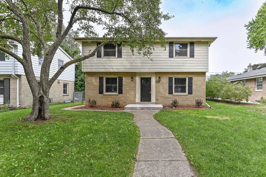 2225 N 103rd St, Wauwatosa