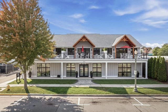 252 Center St, Lake Geneva