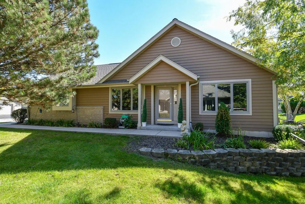 N24w24045 Brandon Oaks Dr B, Pewaukee