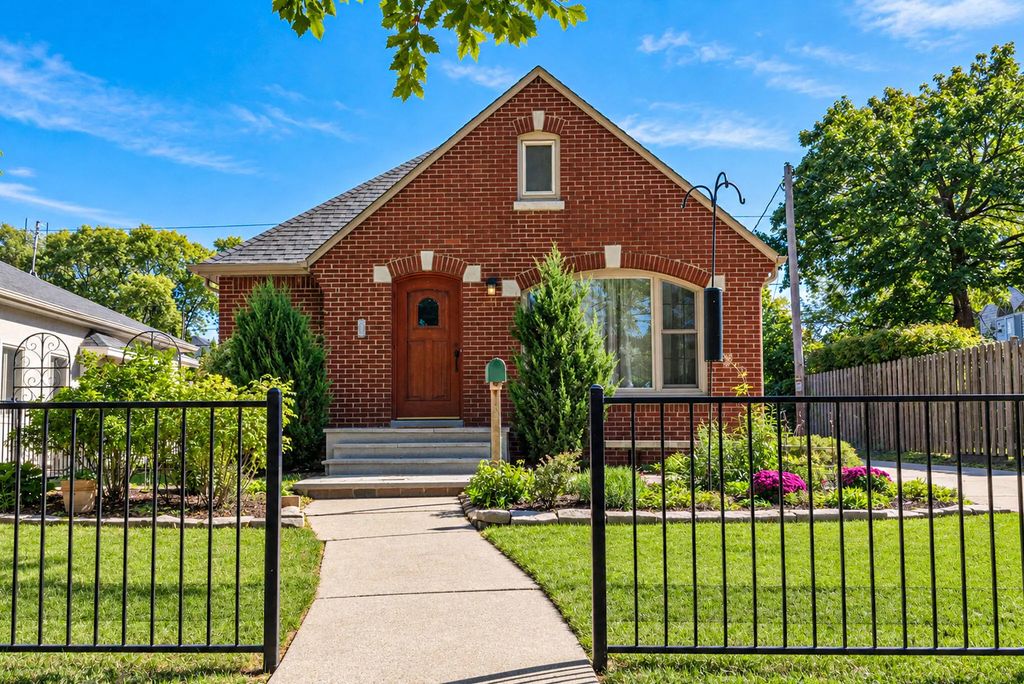 4914 N Newhall St, Whitefish Bay