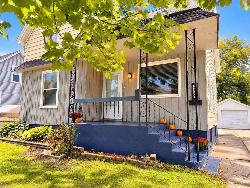 2063 Green St, Racine