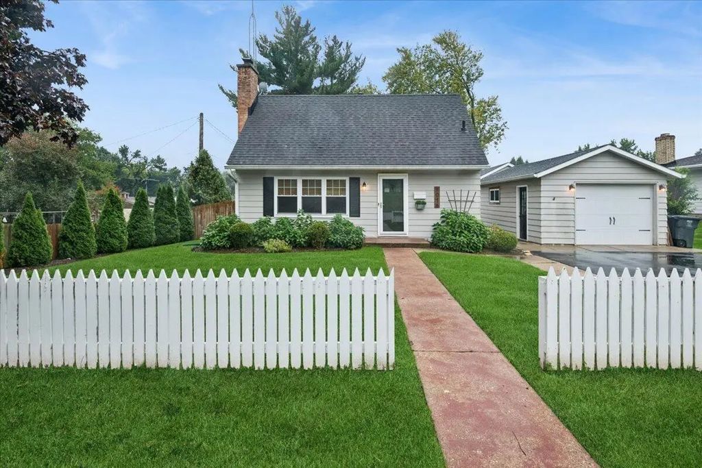 1016 Logan St, Lake Geneva