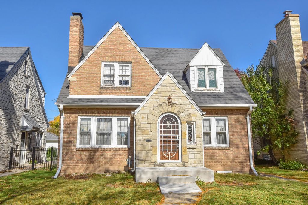 8850 Stickney Ave, Wauwatosa