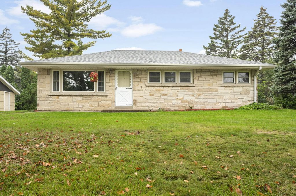 725 S Bobolink Dr, Brookfield