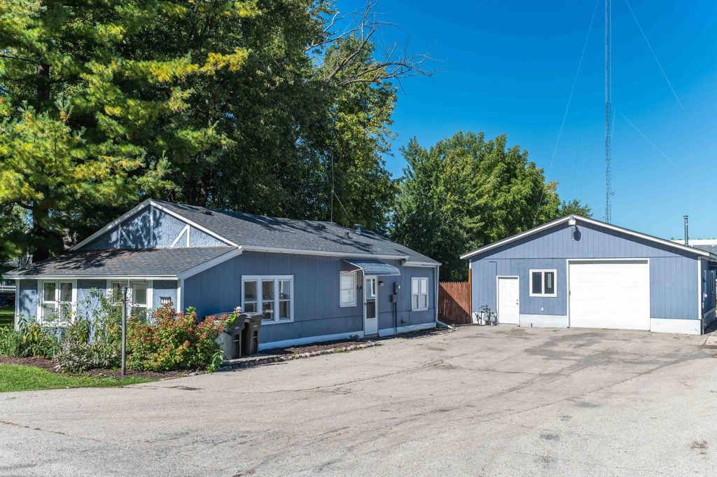 816 Armour Rd, Oconomowoc