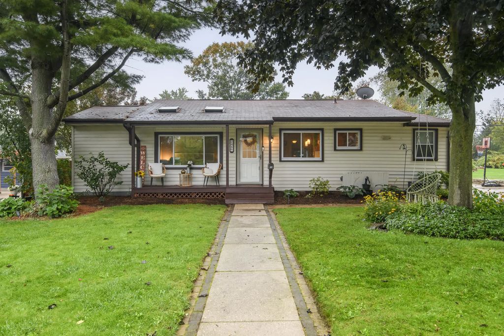245 E Monroe St, Port Washington
