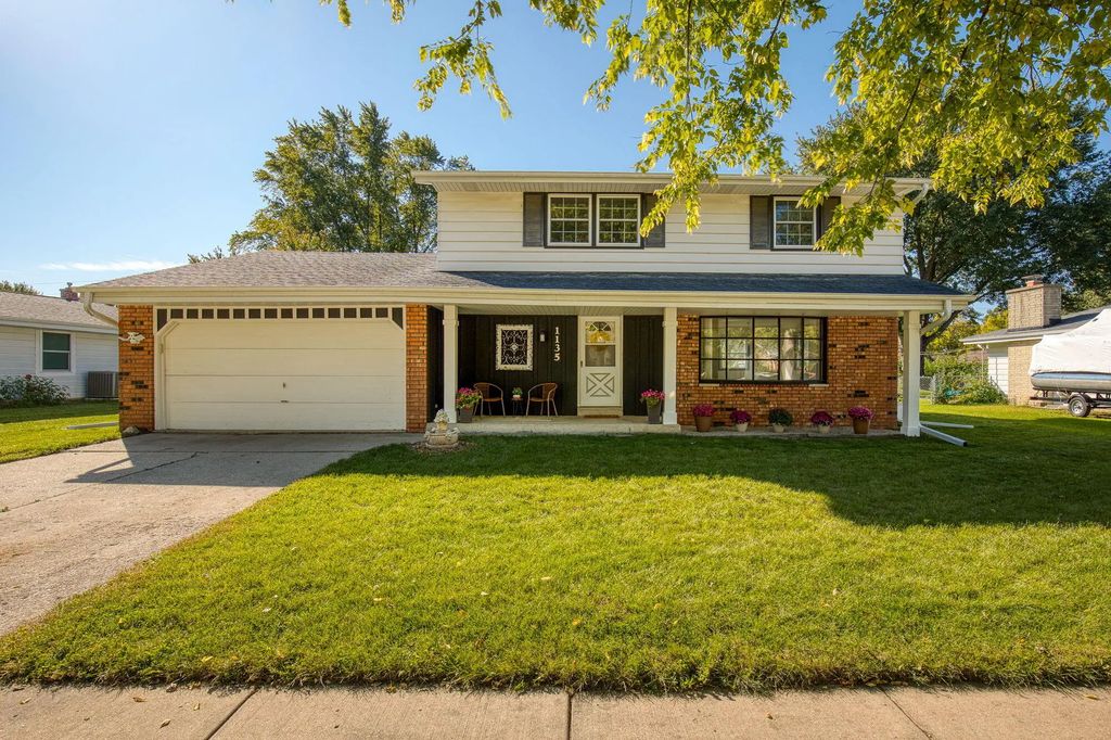 1135 Wisteria Ln, Waukesha