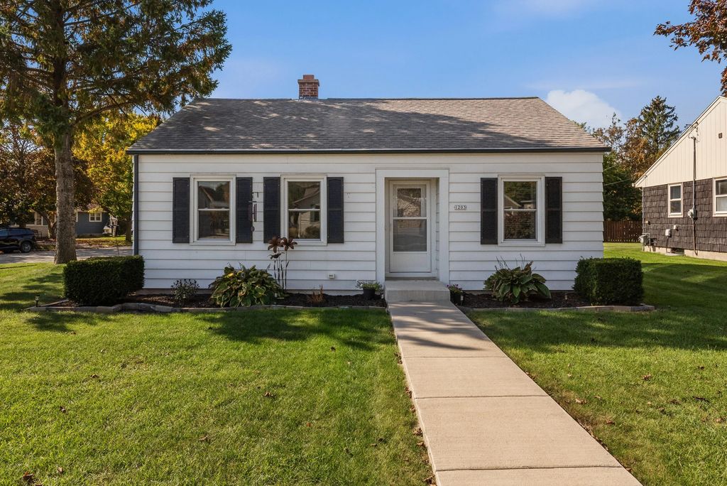 1203 Roseland Dr, Kewaskum