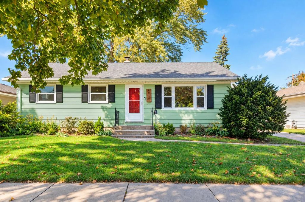 8026 W Sunbury Ct, Milwaukee
