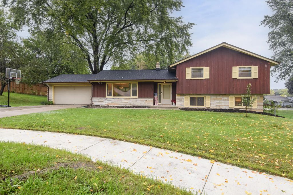 606 Lee Ct, Waukesha