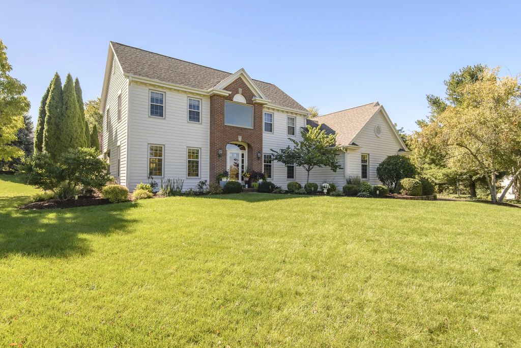 W302n1609 Crooked Creek Ct, Delafield