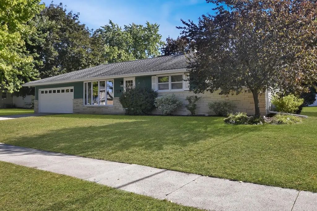 1017 E E Kilbourn Ave, West Bend