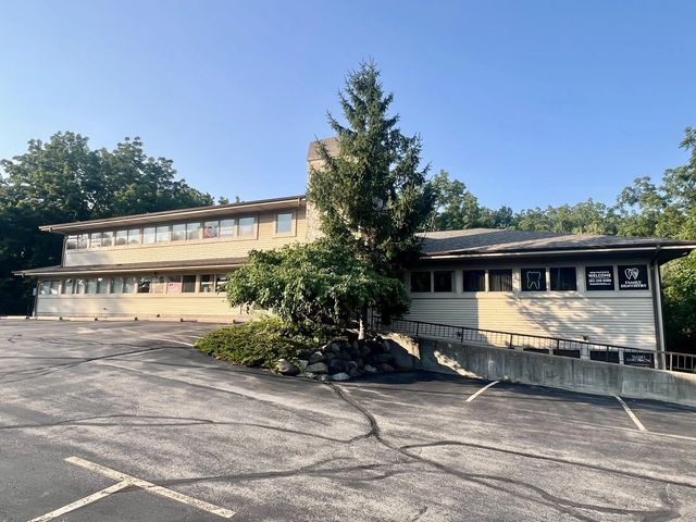 N63w23524 Silver Spring Dr 1, Sussex