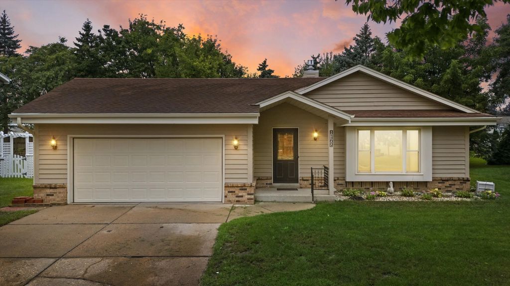 8169 S Wilding Dr, Oak Creek