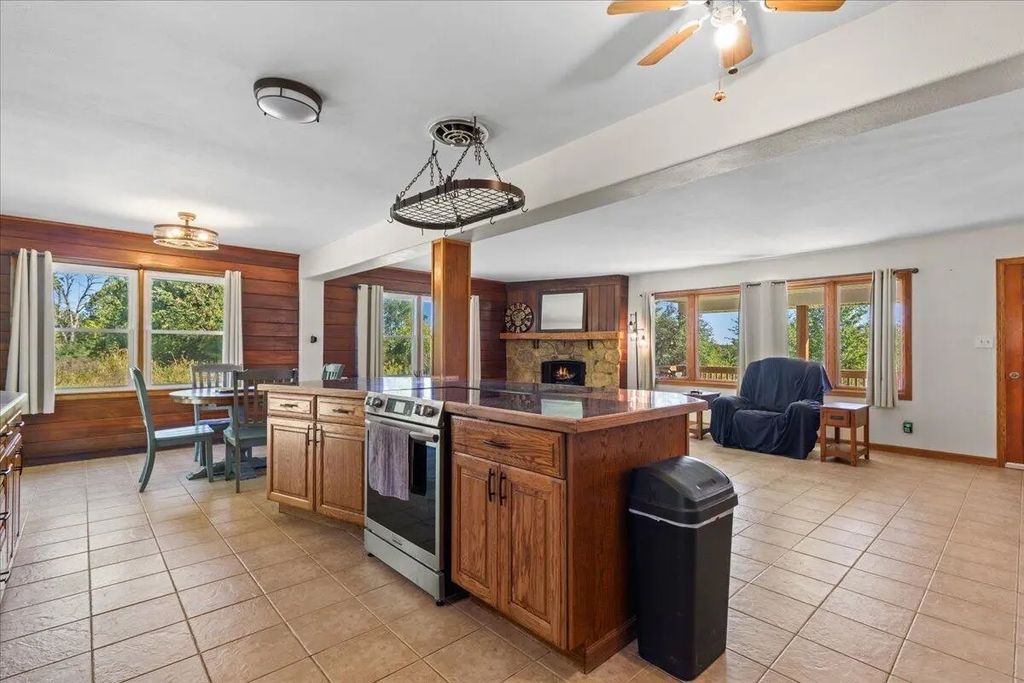 S86w24070 Edgewood Ave, Vernon