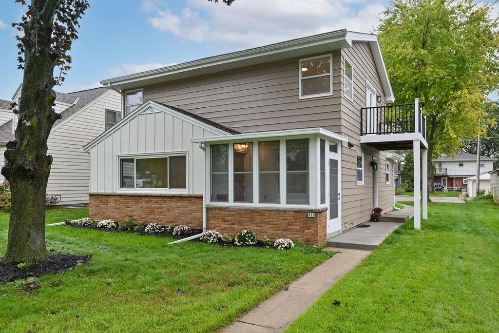 818 S 116th St, West Allis