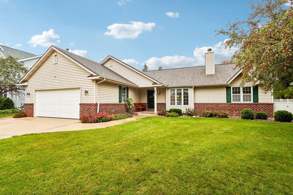 462 Deerwood Ct, Grafton