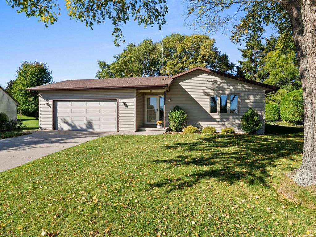 827 Nicholas Ct, Manitowoc