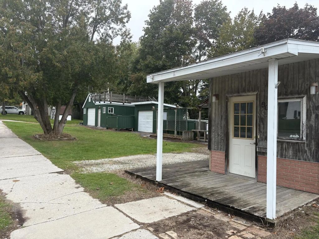 904 Dewey St, Manitowoc