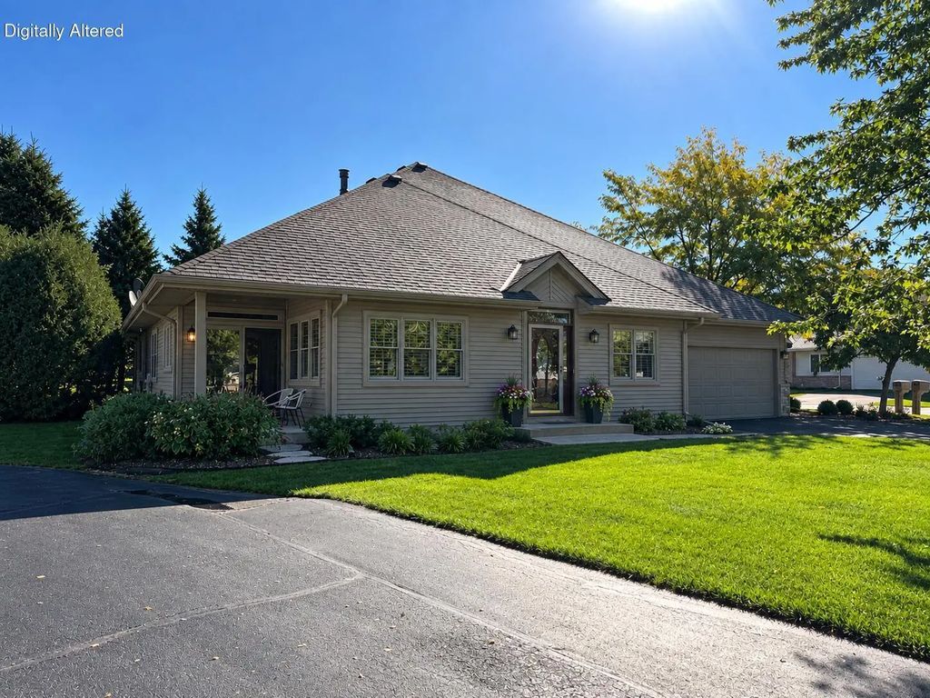 493 Sutherland Cir, Oconomowoc