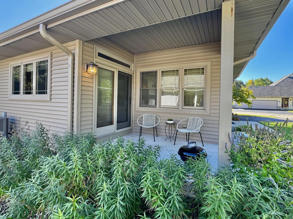 493 Sutherland Cir, Oconomowoc