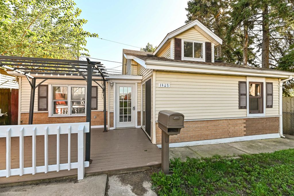 1323 Ohio St, Racine