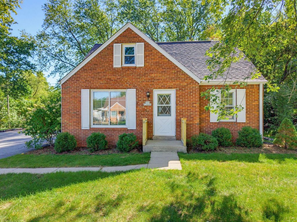 S64w19049 School Dr, Muskego