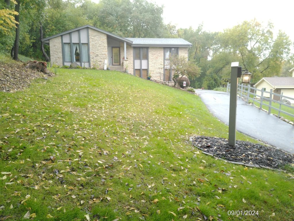 2116 Harris Highland Dr, Waukesha