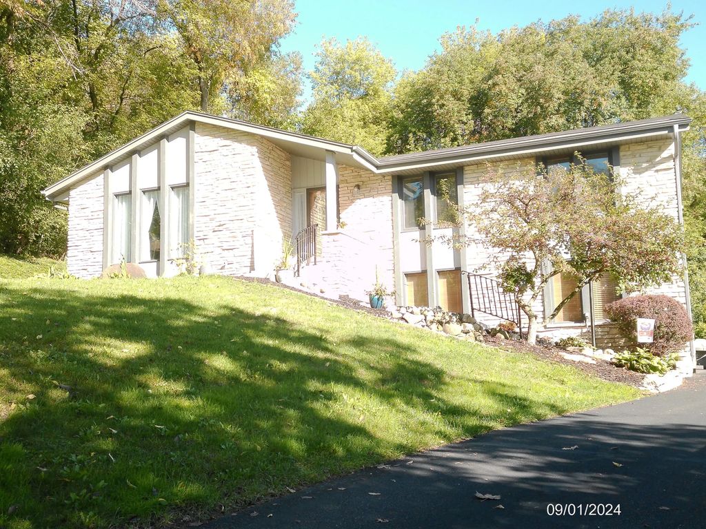 2116 Harris Highland Dr, Waukesha