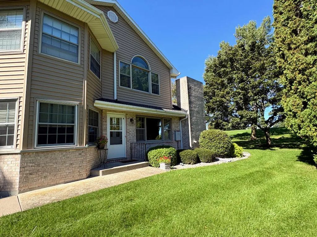 106 Eagle Pointe Dr A, Delavan