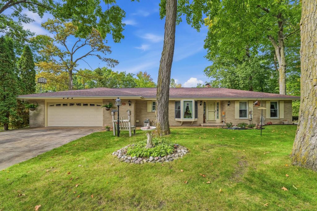 611 River Dr, Mayville
