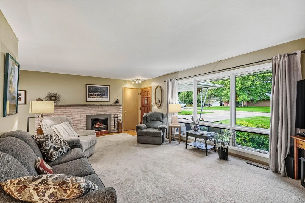 219 Heidel Rd, Thiensville
