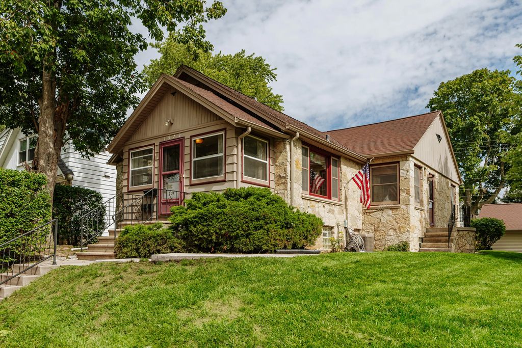 1972 S 90th St, West Allis