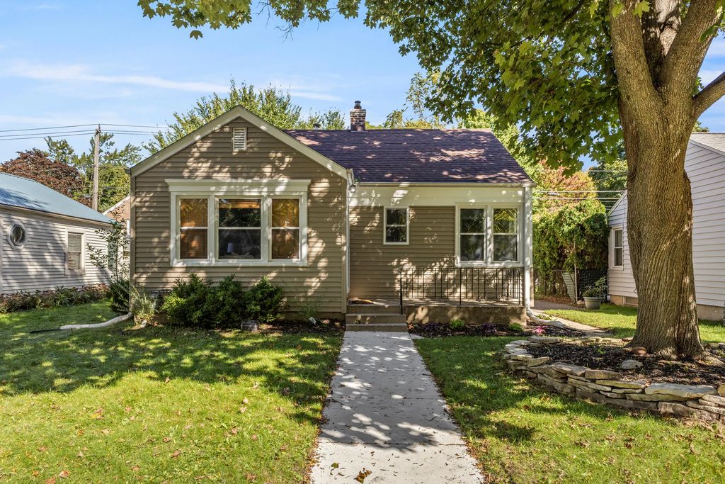 112 E Henry Clay St, Whitefish Bay