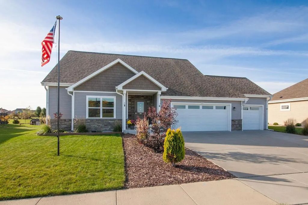 1451 Whalen Dr, Oconomowoc