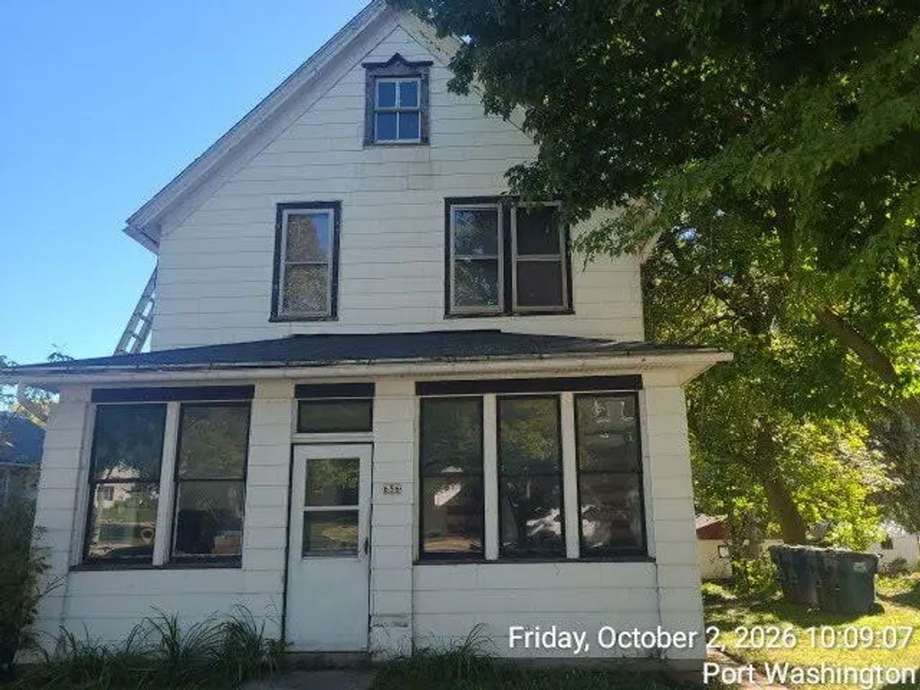 654 N Wisconsin St 656, Port Washington