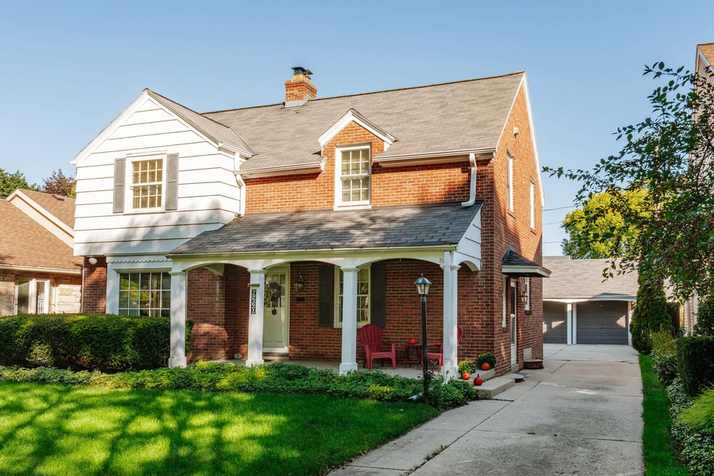 9220 Harding Blvd, Wauwatosa