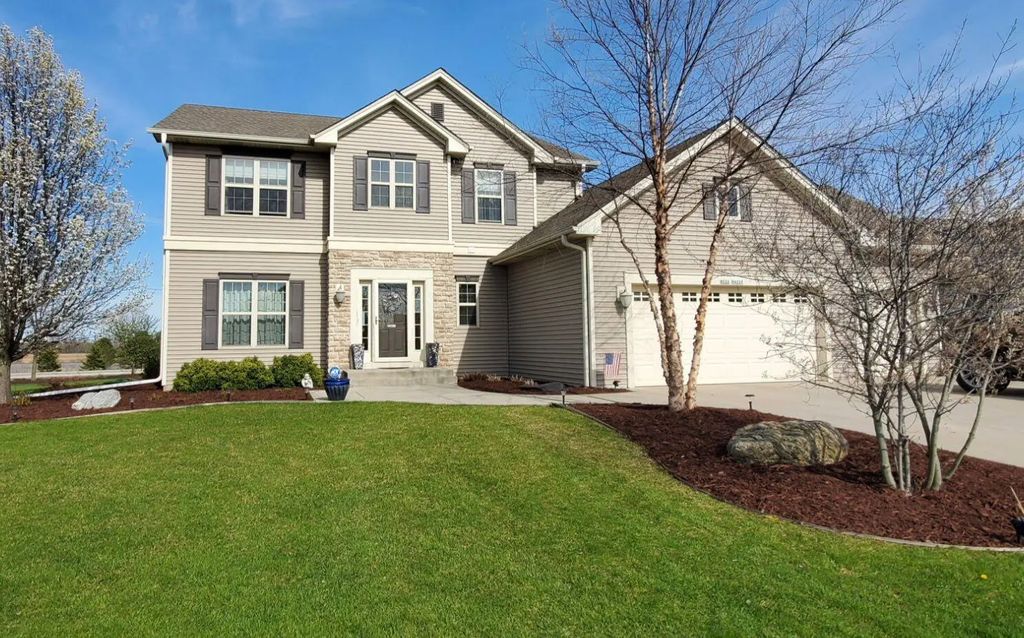 W226n4168 Sunder Creek Ct, Pewaukee
