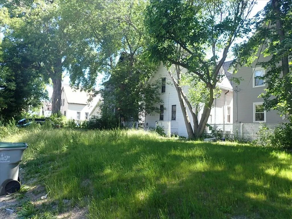 3212 W Vine St, Milwaukee