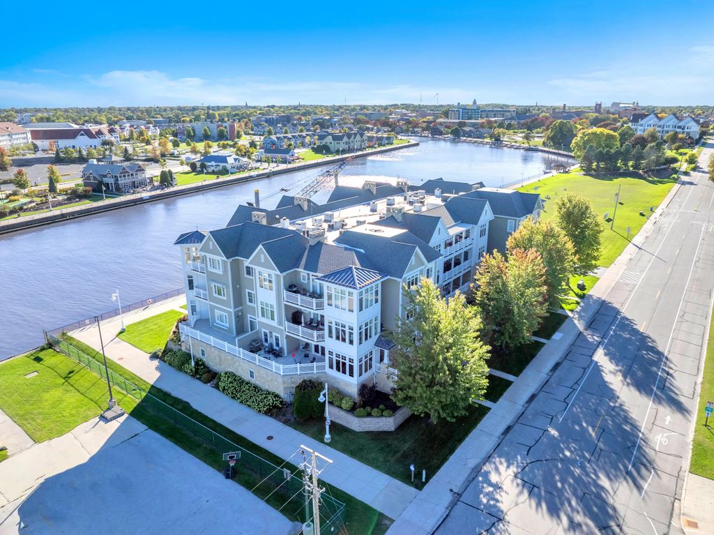 303 Pennsylvania Ave 203, Sheboygan