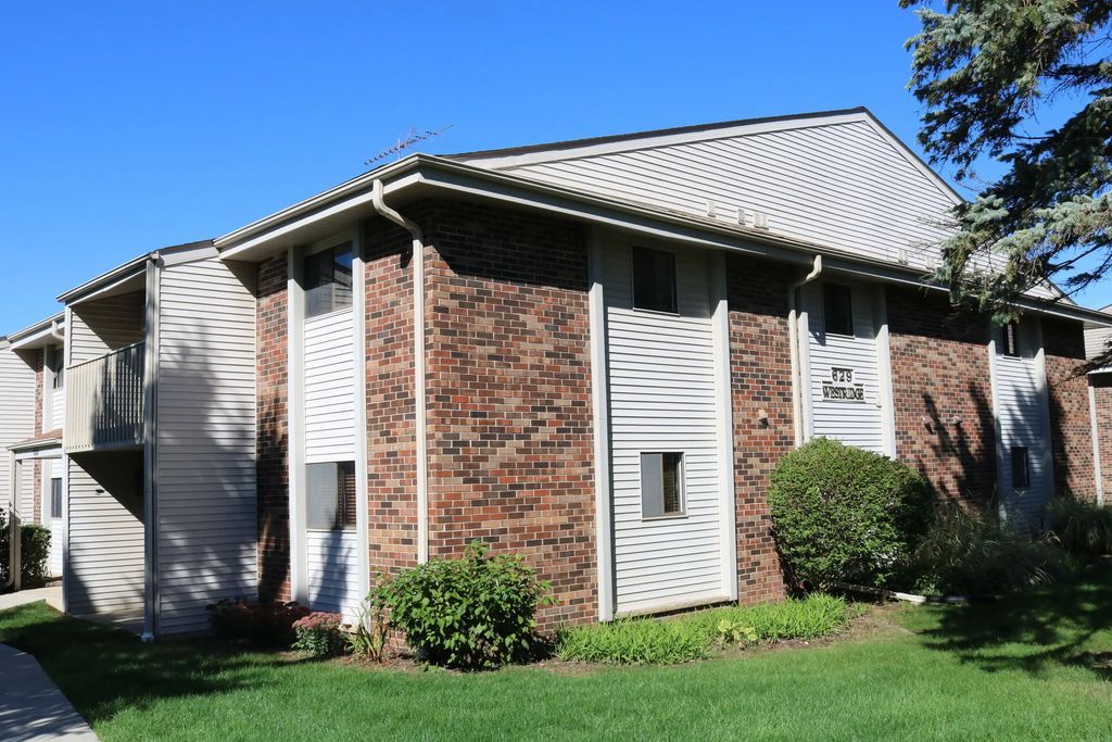 629 Westridge Dr 6, West Bend