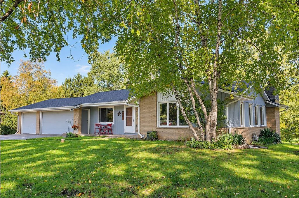 670 Hillcrest Dr, Brookfield